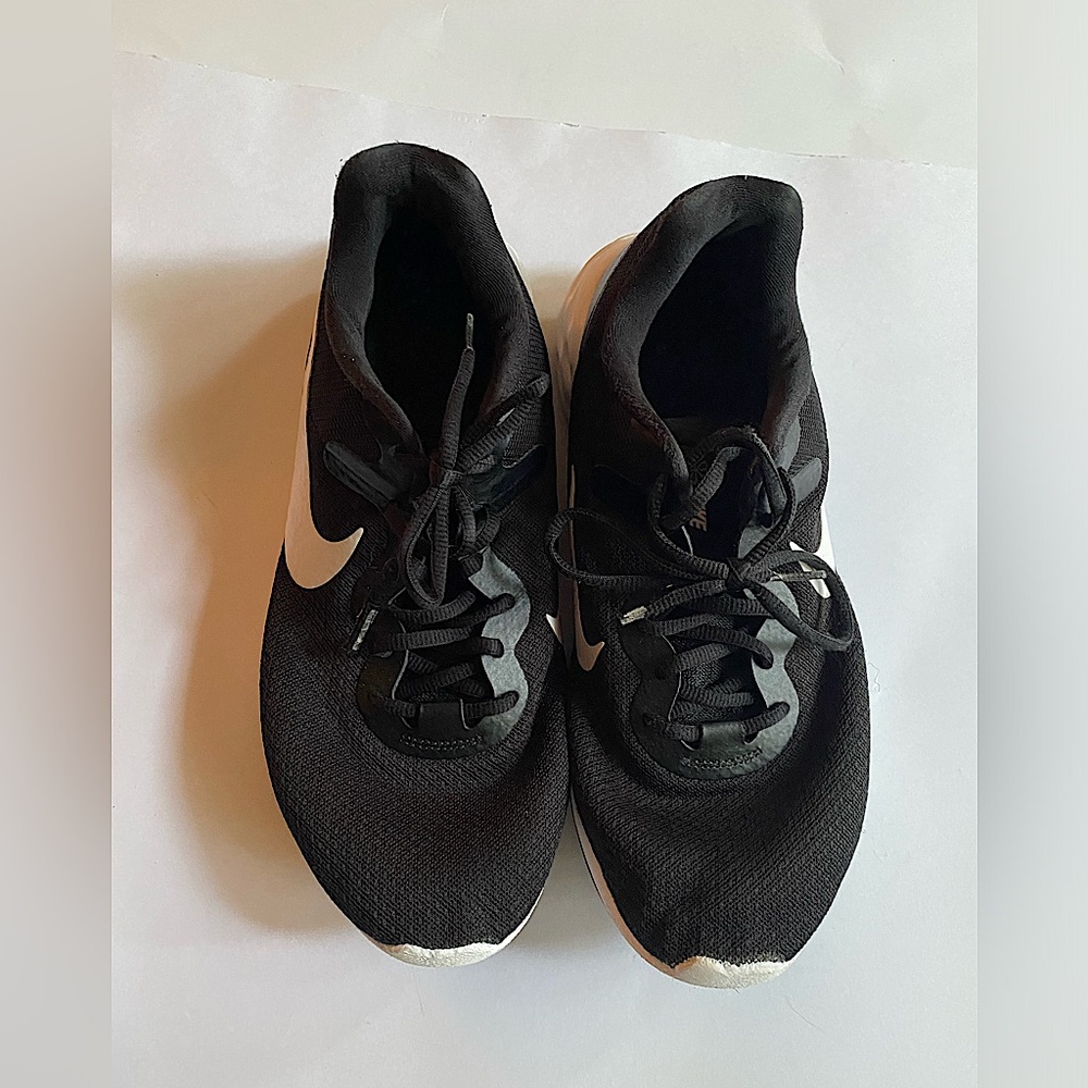 Men’s Nike size 11.5 athletic shoe